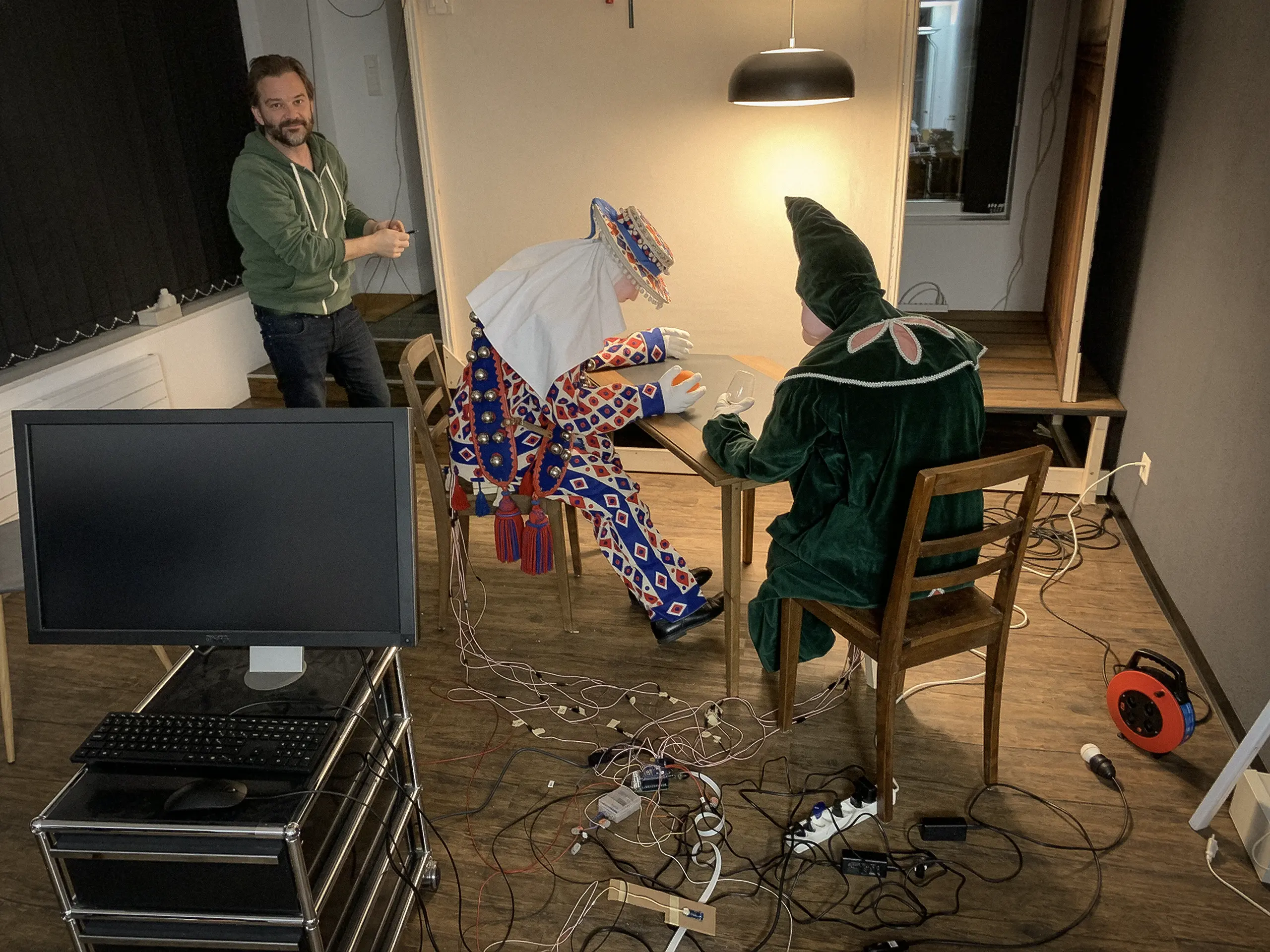 Aufbau der interaktiven Schaufensterinstallation mit den Figuren Blätz und Domino, Verkabelung, Steuerungskomponenten und Computer.